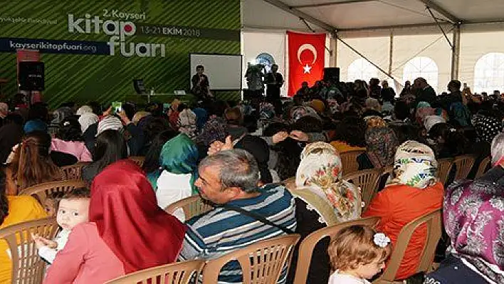 Anneler kitap fuarında yazar söyleşisine bebekleri ile katıldı