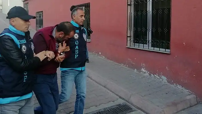 Maske takarak girdikleri bağ evinden 10 bin lira gasp eden 4 kişi yakalandı