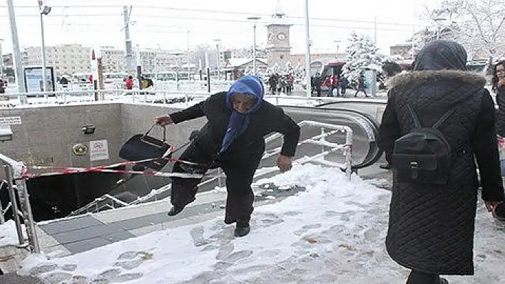 Yürüyen merdiven korkusu nedeniyle yasak dinlemedi  