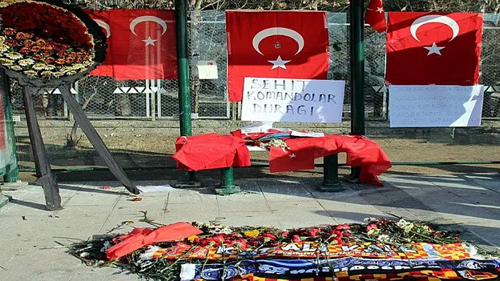 Patlamanın meydana geldiği Türk bayrakları ve karanfillerle donatıldı