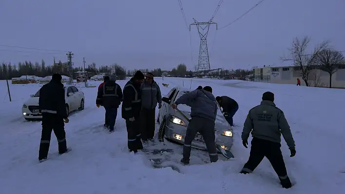 Bünyan'da karla mücadele devam ediyor