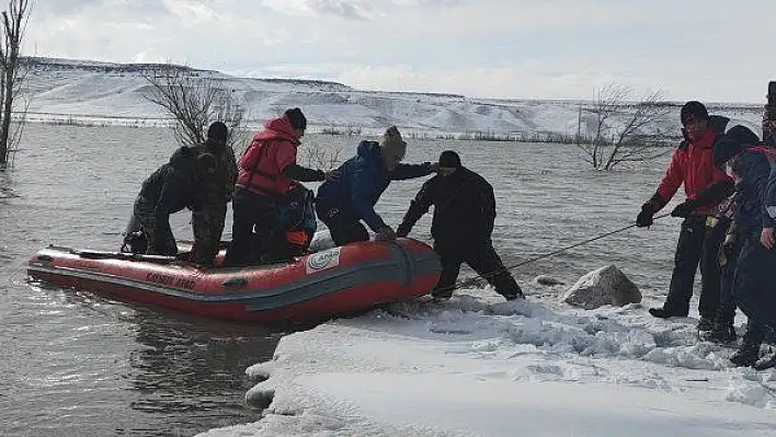 Yaptıkları strafor botla barajda buzlar arasında mahsur kaldılar