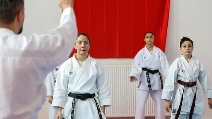 Milli sporcudan karate kursu