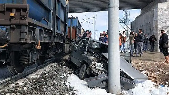 Yük treni otomobile çarptı: 2 ağır yaralı