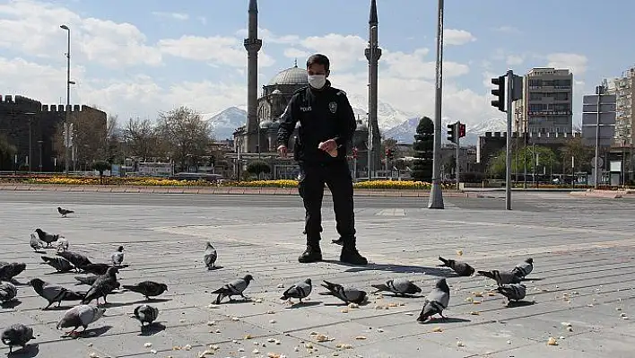 Kayseri'de güvercinleri polisler besledi