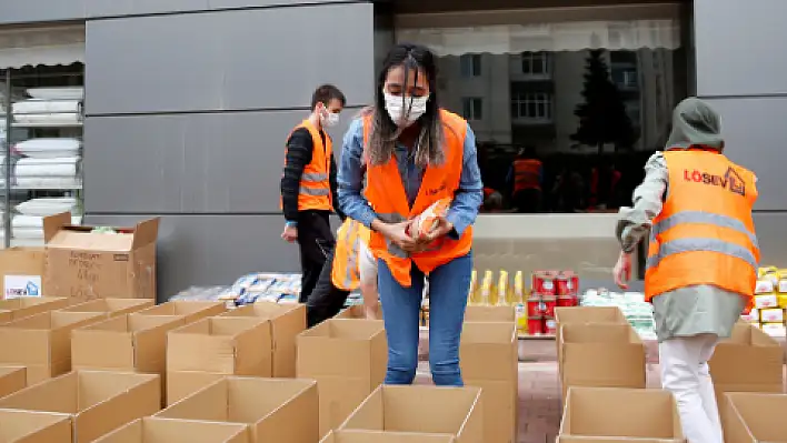 LÖSEV, kanser hastalarına ramazan paketlerini kargoyla gönderiyor