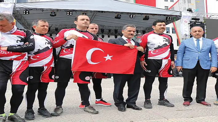 Bisikletçiler Türkiye'yi dolaştırdıkları bayrağı zeybek eşliğinde teslim etti