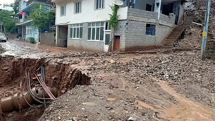 Yahyalı'da sağanak sele ve heyelana neden oldu