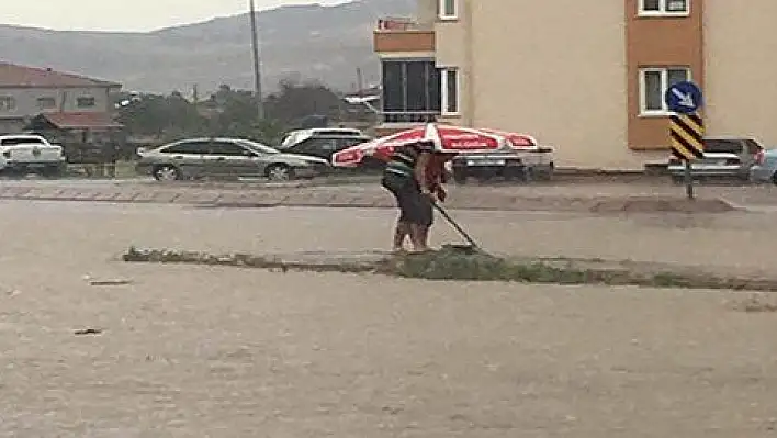 Kayseri'de yağmur yağdı yollar göle döndü