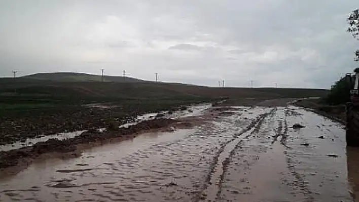 Kayseri'de sağanak yağış hayatı olumsuz etkiledi