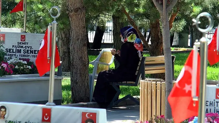 Bayram arefesinde şehitlikte dualar edildi