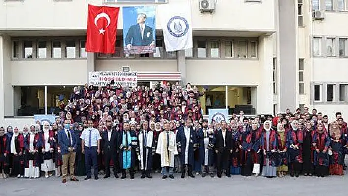 ERÜ İlahiyat Fakültesi 53. Dönem Mezunlarını Verdi