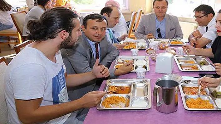 ERÜ Rektörü Çalış, Rektör Olarak Yemekhanedeki İlk Yemeğini Öğrencilerle Birlikte Yedi