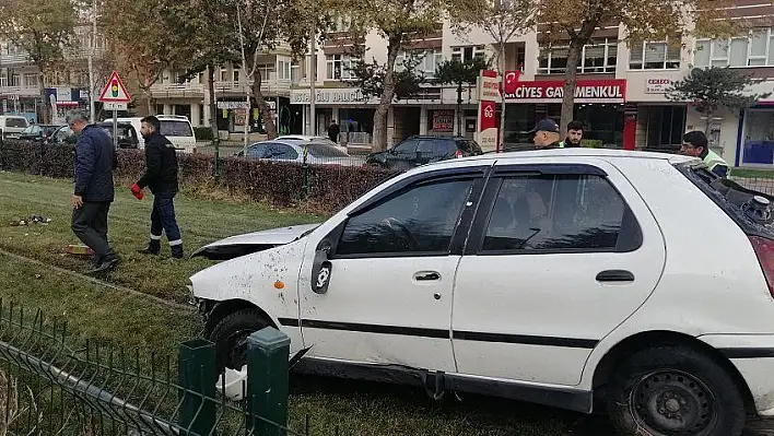 Direksiyon hakimiyeti kaybolan otomobil tramvay yoluna girdi