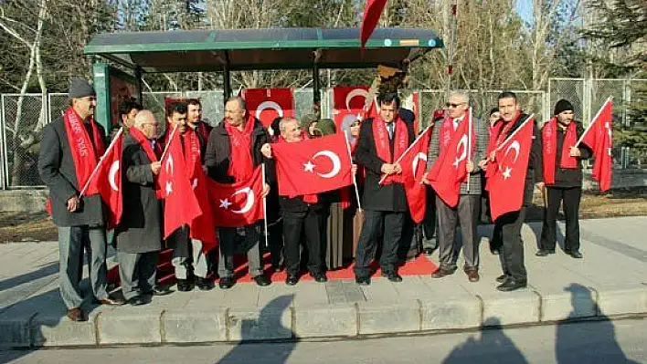 ŞEHİT AİLELERİNDEN ŞEHİTLER DURAĞINA ZİYARET