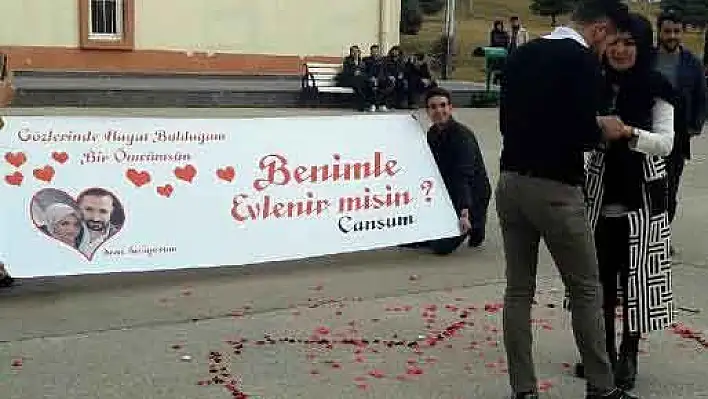 Üniversite kampüsünde evlilik teklifi  