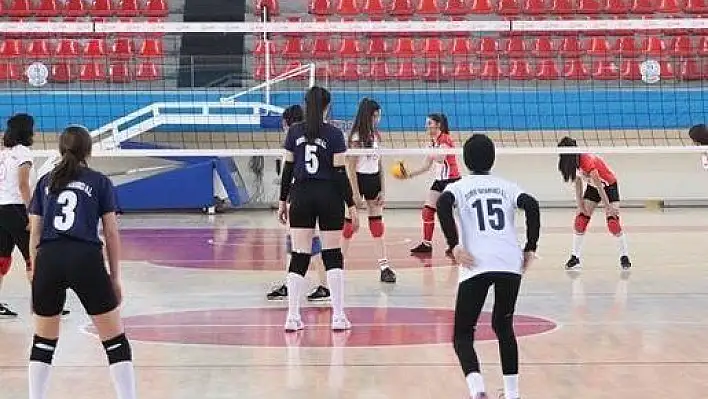 Voleybol müsabakaları sürüyor