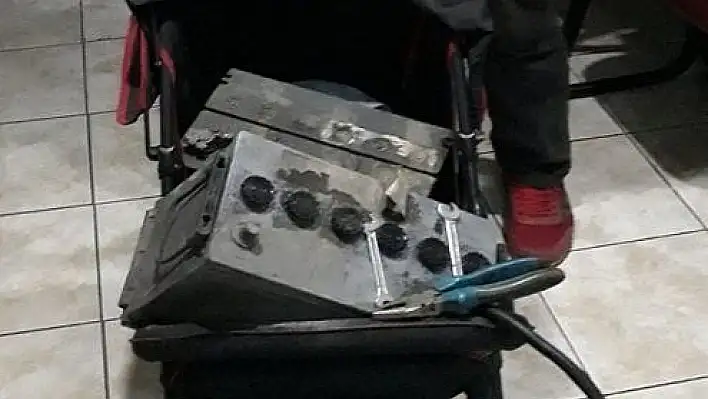 Çaldıkları aküyü bebek arabasıyla götürdüler