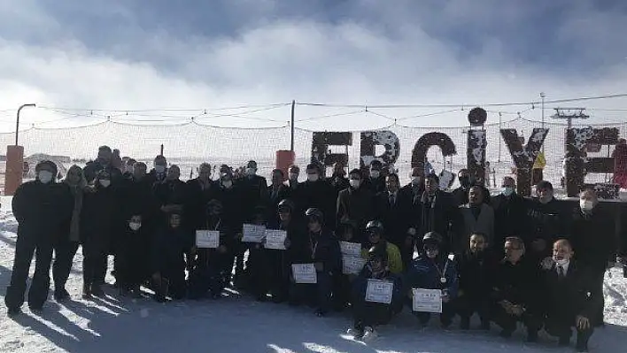 'Dorukta Bir Gençlik' projesinde kayak sertifikaları verildi