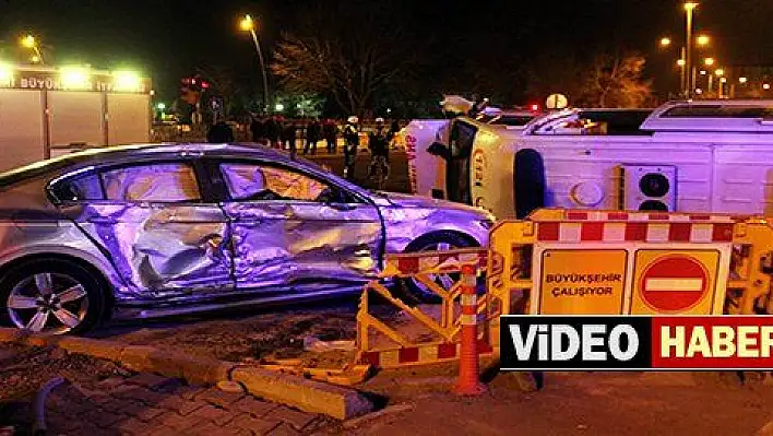 Otomobille çarpışan ambulans devrildi: 5 yaralı 