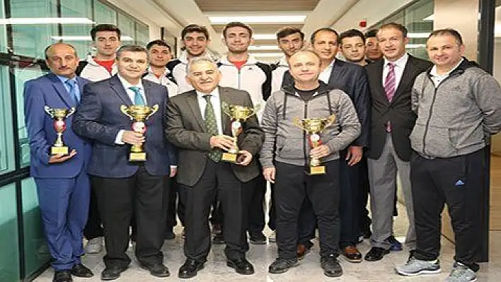 Kupaya avcısı sporcular Başkan Büyükkılıç'ı ziyaret etti 