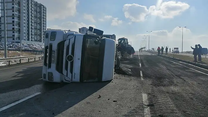 Tır devrildi, yol ulaşıma kapandı