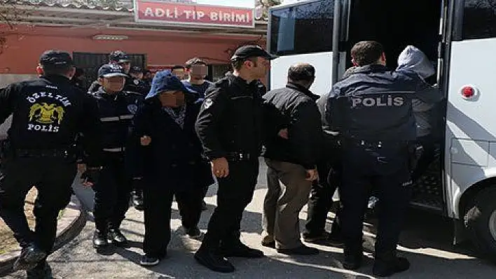 Aralarında Kayseri'nin de yer aldığı illerde 'ByLock' kullanan 1'i kadın 14 polis adliyeye sevk edil