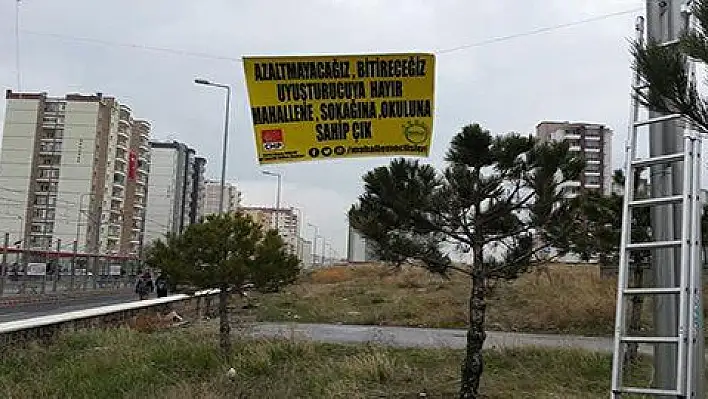 Kayseri 'de CHP 'li gençlerden uyuşturucu ile mücedele afişleri  