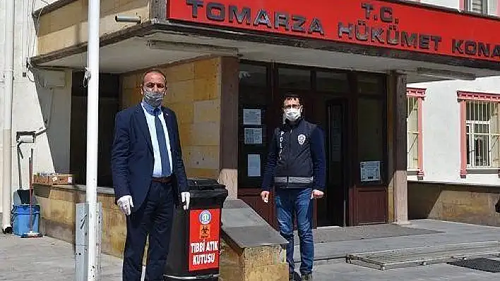 Kullanılmış maske ve eldivenler tıbbi atık kutularına atılıyor