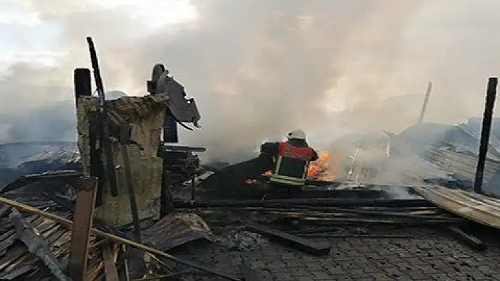 Kereste deposunda çıkan yangını itfaiye ekipleri söndürdü