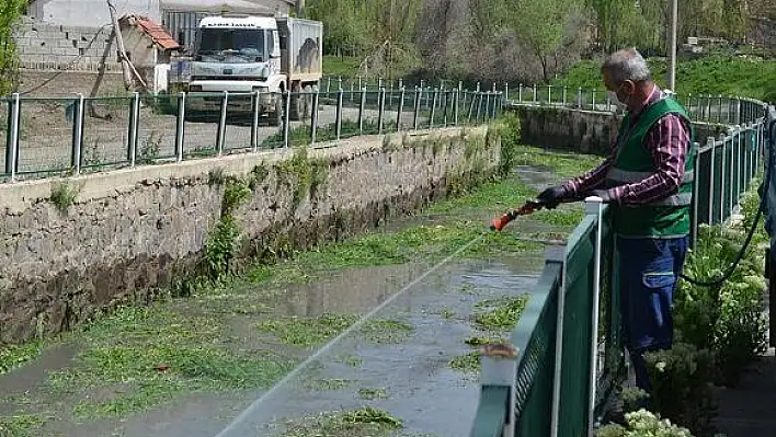 Bünyan'da dereler temizlenerek ilaçlandı 