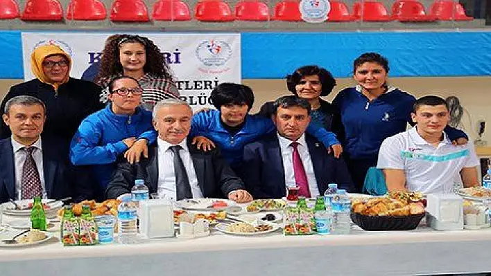 Vali Kamçı Şampiyon Sporcularla İftar Yaptı