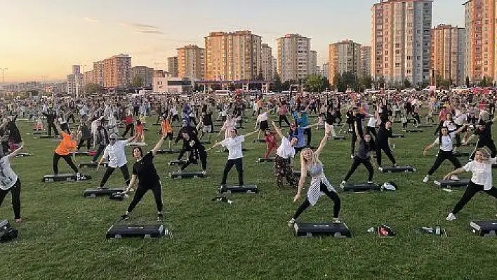 Açık havada müzik eşliğinde spor yapıldı