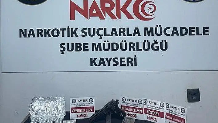 Kovalama sonucu yakalanan araçta uyuşturucu ve tarihi sikke çıktı