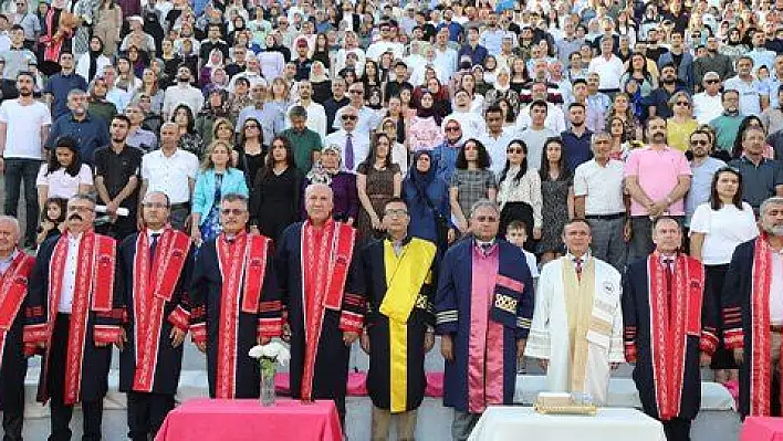 ERÜ Edebiyat Fakültesi'nde mezuniyet coşkusu yaşandı