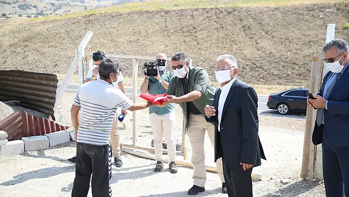 Büyükkılıç, yıpranan Türk Bayrağı'nı yenisiyle değiştirdi