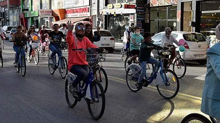 'Süslü kadınlar' pedalladı