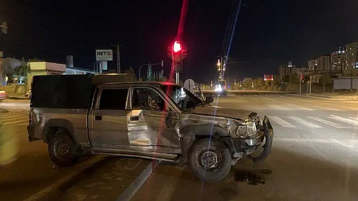 Minibüs ile hafif ticari araç kaza yaptı: 1 yaralı