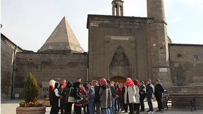 Şehir merkezini gezmeyen 480 öğrenciye gezi düzenlendi