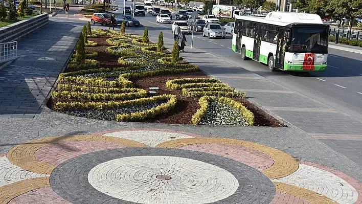 Kocasinan'da estetik görünümlü kavşaklar göz dolduruyor