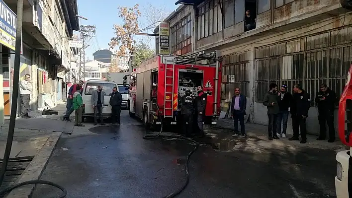 Kayseri'de iş yerinin çatısında çıkan yangın söndürüldü