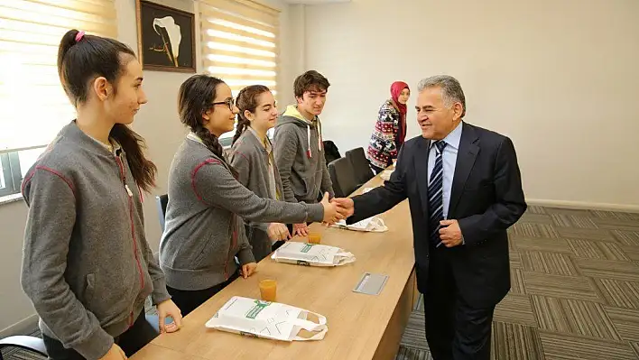 Melikgazi Belediyesi TEOG'da başarılı olan öğrencileri ödüllendirdi