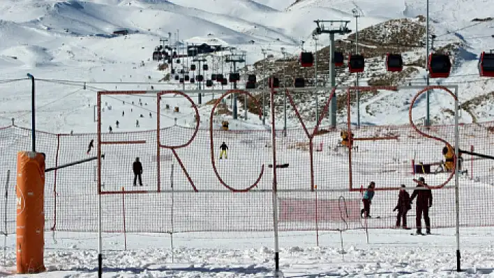  Turistler Erciyes 'in  tadını çıkarıyor