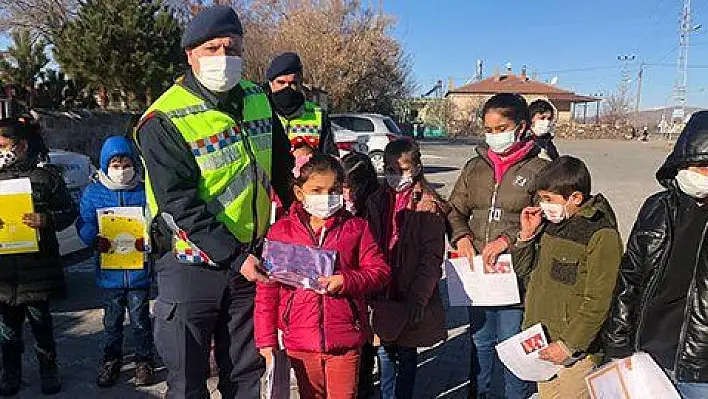 Çocukların karne sevincine jandarma ortak oldu