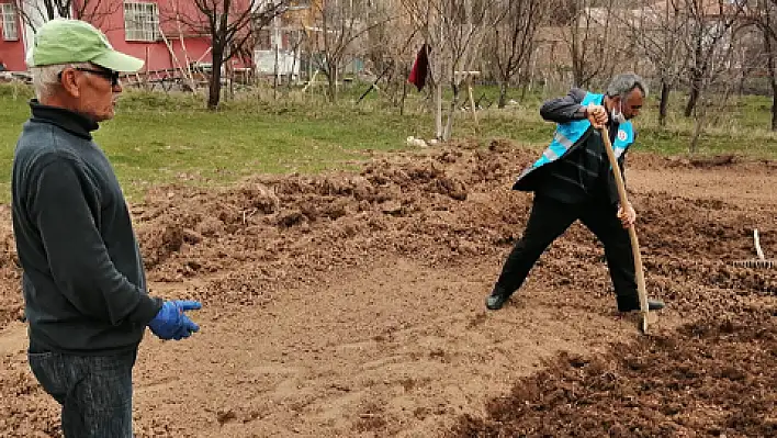 Din görevlileri vatandaşların bahçe bakım işlerini yapıyor 