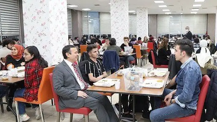 ERÜ Rektörü Çalış, öğrencilerle iftar yaptı