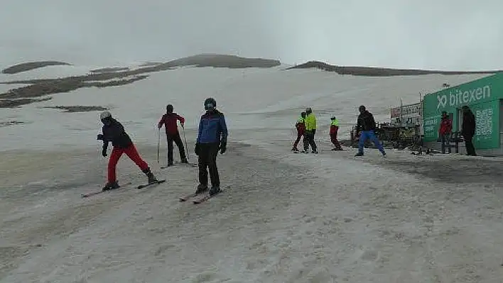 Erciyes'te kayak heyecanı sürüyor