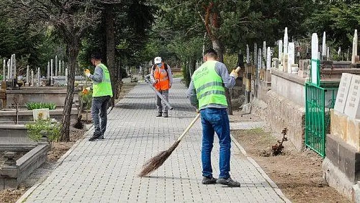 Talas'ta mezarlıklar bayrama hazırlanıyor