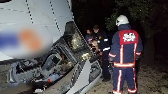 Yolcu otobüsü devrildi, göçmenler kaza yerinden kaçtı