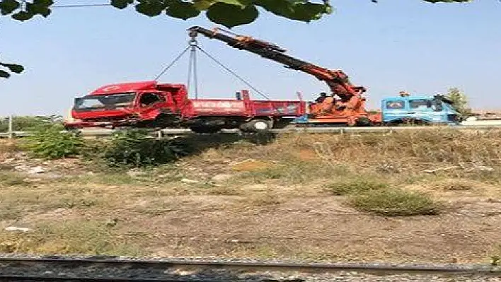 Kaza yapan kamyon tren yoluna takla attı: 1 ölü